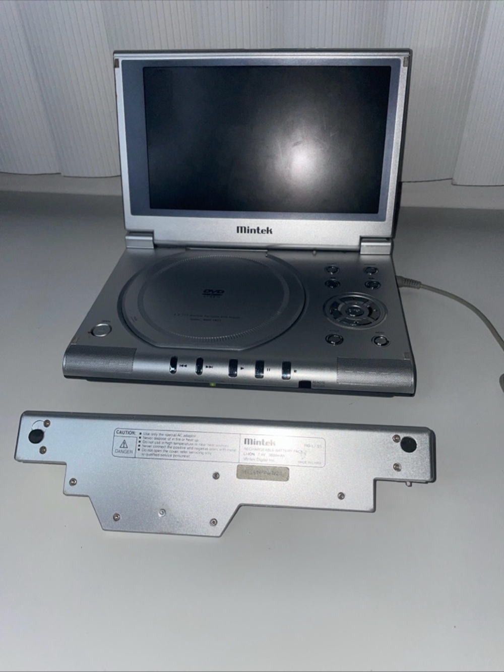 Mintek MDP-1825 Portable DVD Player With Case 8.5” Screen W/ Cables, Case, More